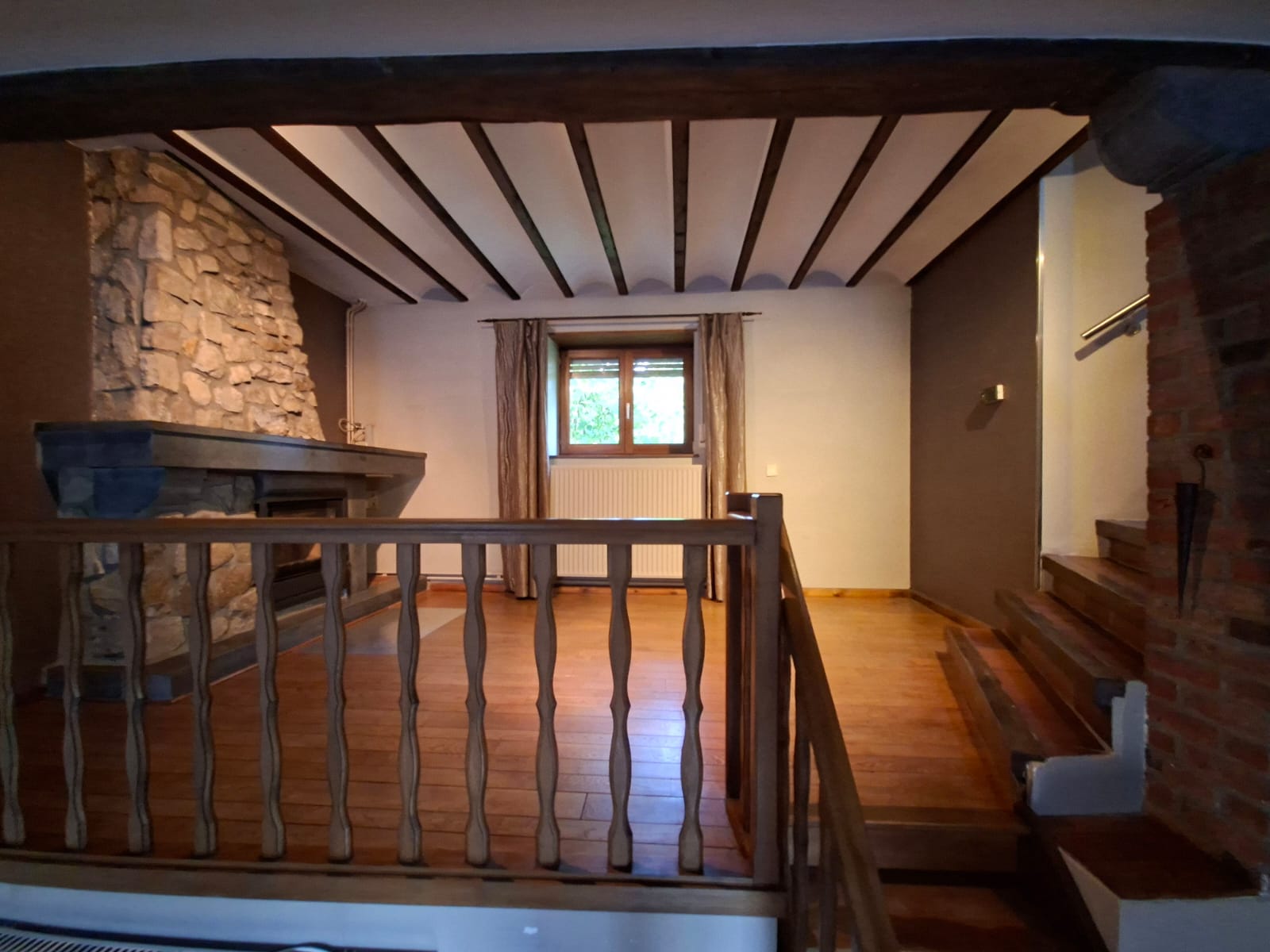 Le salon, poutres et cheminée